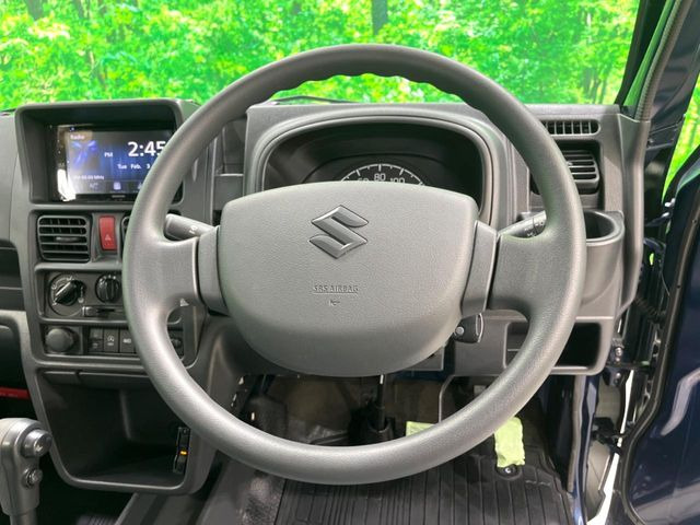 �C���e���A�ɍ��킹���f�U�C���̃X�e�A�����O�́A�^�]�������̂��Ƃ��l���A�^�]���₷���`��A�傫���ł��B�����x�A���ۂɐG���Ă��m���߂��������B