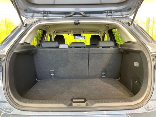 普段のお買い物や通勤、送迎等に十分な荷室スペースを確保しております。セカンドシートを倒すと、大きな荷物の積載も可能です♪