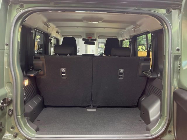 ���i�̂���������ʋ΁A���}���ɏ\���ȉ׎��X�y�[�X���m�ۂ��Ă���܂��B�Z�J���h�V�[�g��|���ƁA�傫�ȉו��̐ύڂ��\�ł���