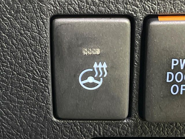 【ステアリングヒーター】冬場に冷たくなりやすい革巻きステアリングを、スイッチ一つで素早く適温に!エアコンよりも早く温まってくれるので、寒い日の運転も快適になりますね♪