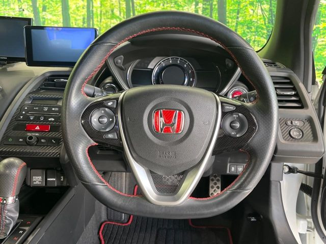 �C���e���A�ɍ��킹���f�U�C���̃X�e�A�����O�́A�^�]�������̂��Ƃ��l���A�^�]���₷���`��A�傫���ł��B�����x�A���ۂɐG���Ă��m���߂��������B