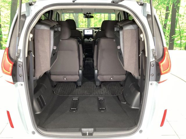 ���i�̂���������ʋ΁A���}���ɏ\���ȉ׎��X�y�[�X���m�ۂ��Ă���܂��B�Z�J���h�V�[�g��|���ƁA�傫�ȉו��̐ύڂ��\�ł���