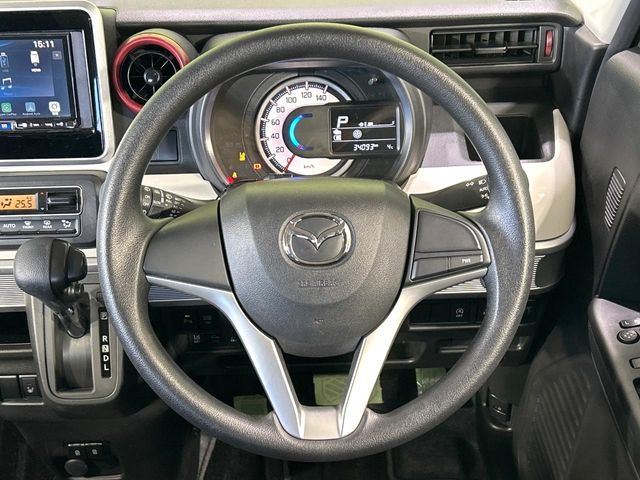 �C���e���A�ɍ��킹���f�U�C���̃X�e�A�����O�́A�^�]�������̂��Ƃ��l���A�^�]���₷���`��A�傫���ł��B�����x�A���ۂɐG���Ă��m���߂��������B