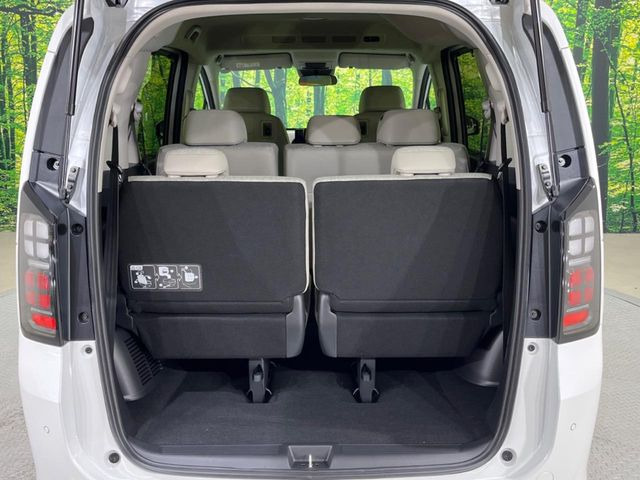 ���i�̂���������ʋ΁A���}���ɏ\���ȉ׎��X�y�[�X���m�ۂ��Ă���܂��B�Z�J���h�V�[�g��|���ƁA�傫�ȉו��̐ύڂ��\�ł���