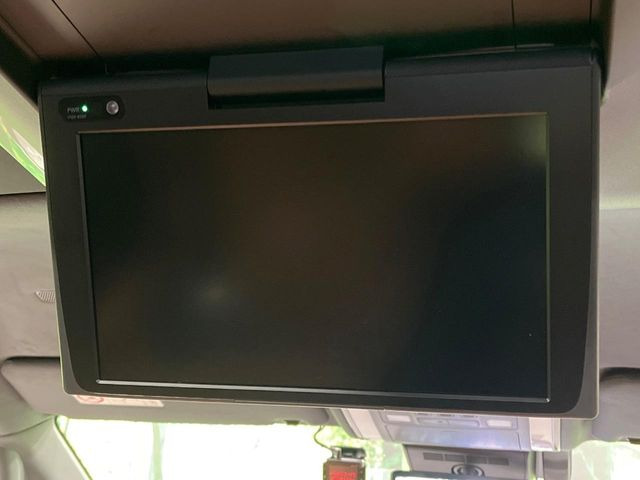 【フリップダウンモニター】大画面モニターで後席でもエンタメをお楽しみいただけます。小さなお子様にも大人気の装備です♪