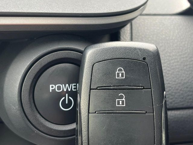 【スマートキー】カバンやポケットに入れたままでもドアの施錠・解錠が可能なスマートキーを装備。エンジンのオン・オフ時もカギを取り出す必要が無いからとっても便利です♪