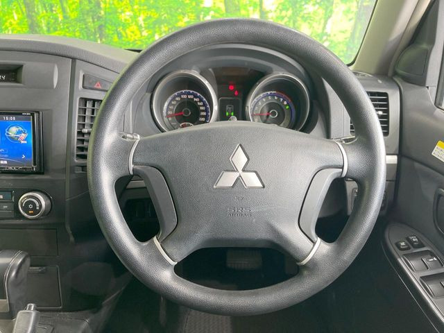 �C���e���A�ɍ��킹���f�U�C���̃X�e�A�����O�́A�^�]�������̂��Ƃ��l���A�^�]���₷���`��A�傫���ł��B�����x�A���ۂɐG���Ă��m���߂��������B