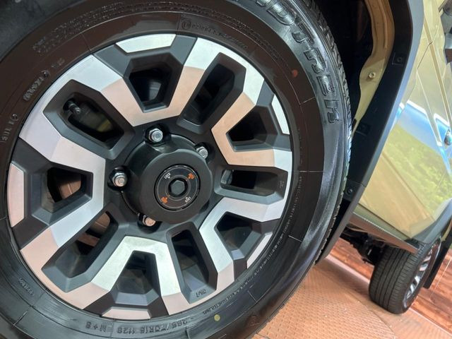 �y����16�C���`�A���~�z�C�[���z�O�ςɃ}�b�`���������A���~�z�C�[���𑕒����Ă���܂��B�e��ЊO�A���~�z�C�[����A�X�^�b�h���X�^�C�����戵�����Ă���܂��B���񂲑��k����������