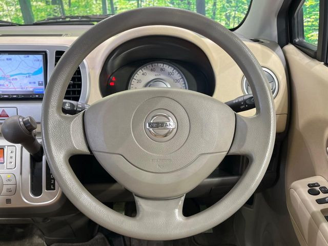 �C���e���A�ɍ��킹���f�U�C���̃X�e�A�����O�́A�^�]�������̂��Ƃ��l���A�^�]���₷���`��A�傫���ł��B�����x�A���ۂɐG���Ă��m���߂��������B