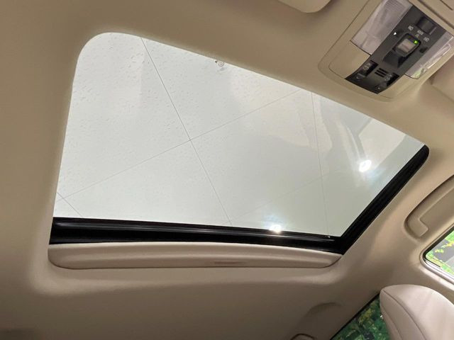 【サンルーフ】開放感たっぷりの希少装備、サンルーフが装着されています!車内に明かりを取り入れたり景色を楽しむ以外にも、車内の空気も簡単に換気できて快適です!
