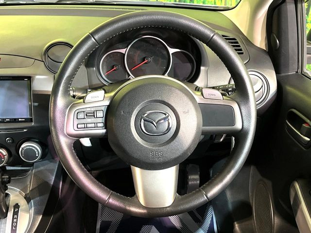 �C���e���A�ɍ��킹���f�U�C���̃X�e�A�����O�́A�^�]�������̂��Ƃ��l���A�^�]���₷���`��A�傫���ł��B�����x�A���ۂɐG���Ă��m���߂��������B