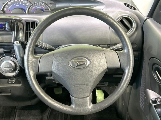 �C���e���A�ɍ��킹���f�U�C���̃X�e�A�����O�́A�^�]�������̂��Ƃ��l���A�^�]���₷���`��A�傫���ł��B�����x�A���ۂɐG���Ă��m���߂��������B