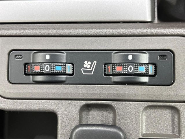 【シートベンチレーション】夏場は涼しい風でお尻や背中の熱やムレを防ぎ、冬はエアコンよりも早く温まってポカポカに!季節を問わず快適に過ごせます。