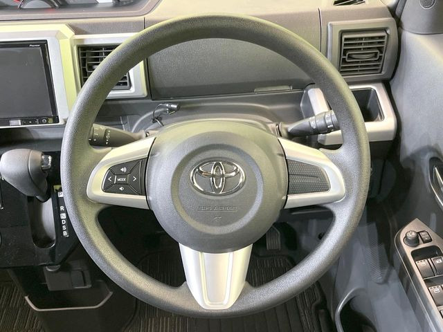 �C���e���A�ɍ��킹���f�U�C���̃X�e�A�����O�́A�^�]�������̂��Ƃ��l���A�^�]���₷���`��A�傫���ł��B�����x�A���ۂɐG���Ă��m���߂��������B