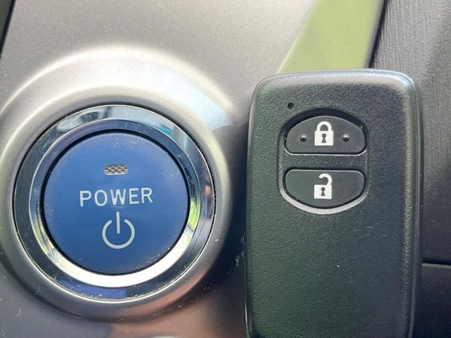 【スマートキー】カバンやポケットに入れたままでもドアの施錠・解錠が可能なスマートキーを装備。エンジンのオン・オフ時もカギを取り出す必要が無いからとっても便利です♪