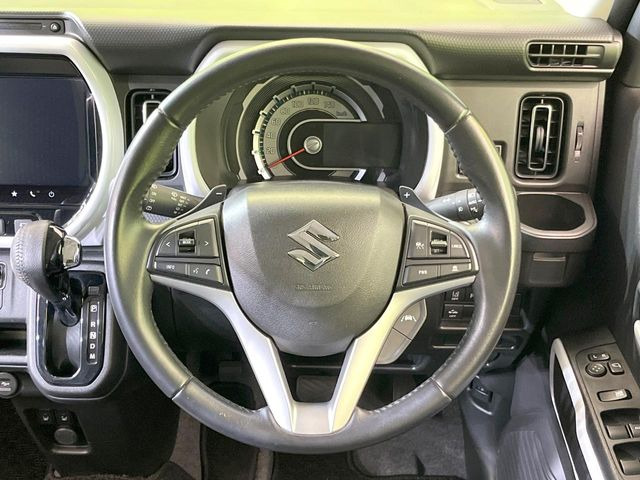 �C���e���A�ɍ��킹���f�U�C���̃X�e�A�����O�́A�^�]�������̂��Ƃ��l���A�^�]���₷���`��A�傫���ł��B�����x�A���ۂɐG���Ă��m���߂��������B