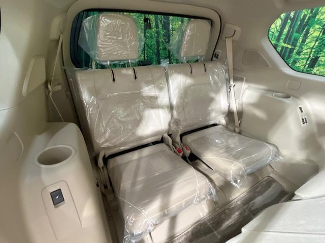 【電動格納サードシート】3列目はスイッチ一つでラクラク収納!荷物が多い時など座席を収納スペースに変更する際も、力は必要ありません!お子様でも簡単に操作していただけます!