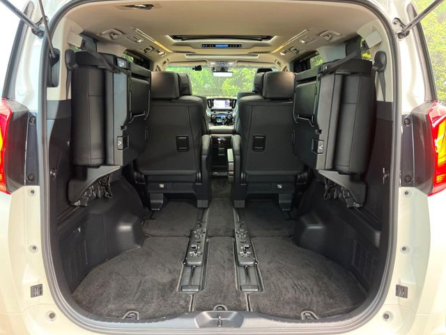 普段のお買い物や通勤、送迎等に十分な荷室スペースを確保しております。セカンドシートを倒すと、大きな荷物の積載も可能です♪