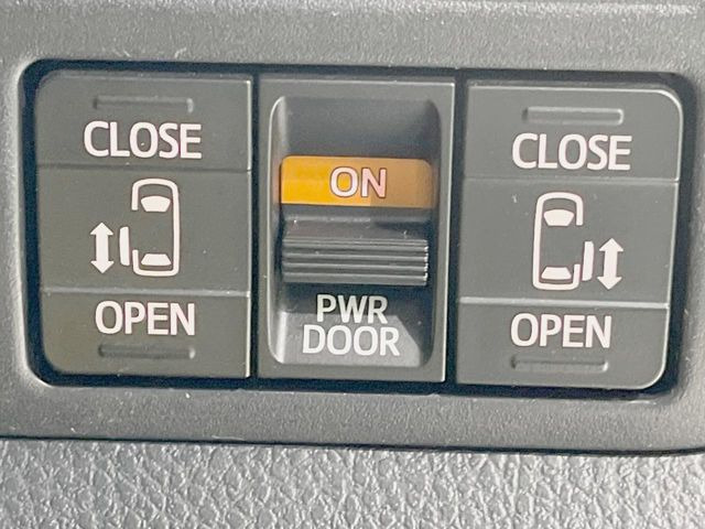 【両側パワースライドドア】スマートキーや運転席のスイッチで後席両側スライドドアの開閉が可能♪電動だから力を入れてドアを開ける必要が無く、小さなお子様でも簡単に開け閉めでき快適です♪