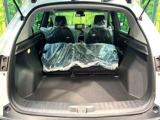 ���i�̂���������ʋ΁A���}���ɏ\���ȉ׎��X�y�[�X���m�ۂ��Ă���܂��B�Z�J���h�V�[�g��|���ƁA�傫�ȉו��̐ύڂ��\�ł���