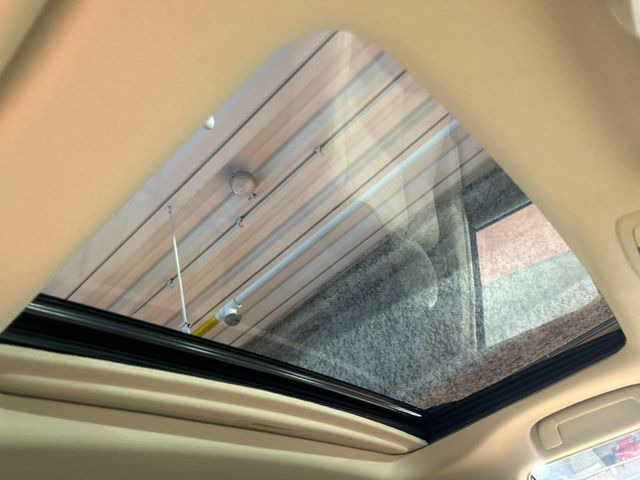 【サンルーフ】開放感たっぷりの希少装備、サンルーフが装着されています!車内に明かりを取り入れたり景色を楽しむ以外にも、車内の空気も簡単に換気できて快適です!