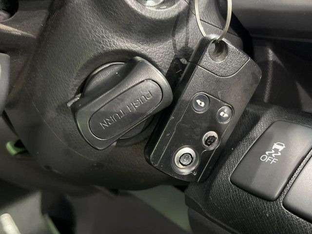 �yHonda�X�}�[�g�L�[�z�J�o����|�P�b�g�ɓ��ꂽ�܂܂ł��h�A�̎{���E�������\�ȃX�}�[�g�L�[�𑕔��B�G���W���̃I���E�I�t�����J�M�����o���K�v����������Ƃ��Ă��֗��ł���