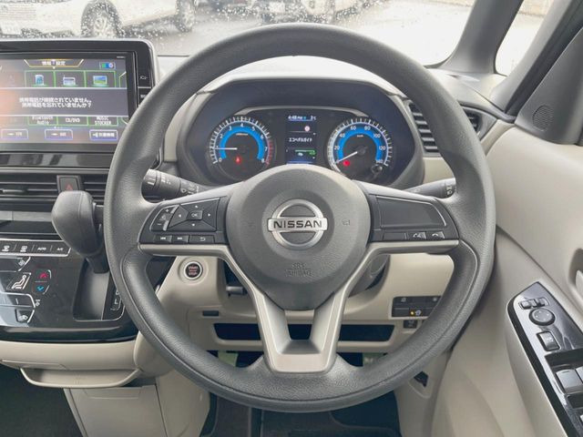 �C���e���A�ɍ��킹���f�U�C���̃X�e�A�����O�́A�^�]�������̂��Ƃ��l���A�^�]���₷���`��A�傫���ł��B�����x�A���ۂɐG���Ă��m���߂��������B