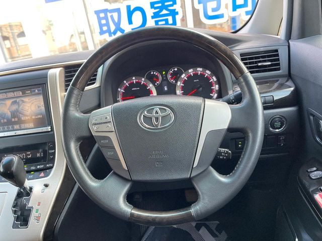 �C���e���A�ɍ��킹���f�U�C���̃X�e�A�����O�́A�^�]�������̂��Ƃ��l���A�^�]���₷���`��A�傫���ł��B�����x�A���ۂɐG���Ă��m���߂��������B