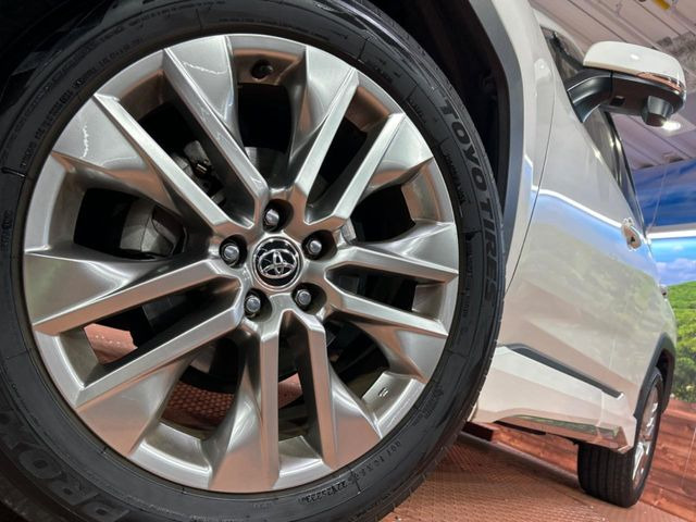 【純正19インチアルミホイール】外観にマッチした純正アルミホイールを装着しております。各種社外アルミホイールや、スタッドレスタイヤも取扱いしております。是非ご相談ください♪