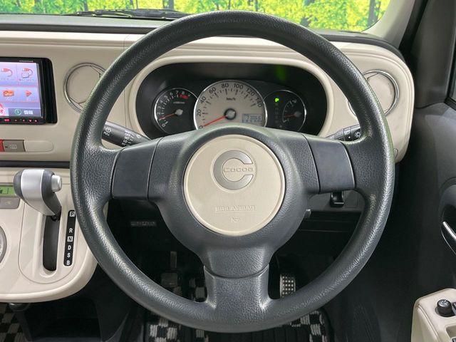 �C���e���A�ɍ��킹���f�U�C���̃X�e�A�����O�́A�^�]�������̂��Ƃ��l���A�^�]���₷���`��A�傫���ł��B�����x�A���ۂɐG���Ă��m���߂��������B