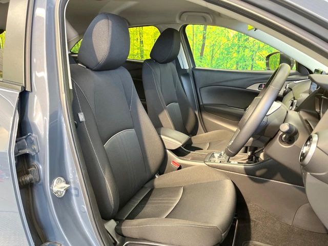 運転席シート廻りは使用感も少なく、良好な状態となっています。前オーナー様が丁寧に使っていたことがよくわかりますね。