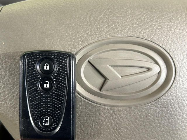 �y�L�[�t���[�V�X�e���z�J�o����|�P�b�g�ɓ��ꂽ�܂܂ł��h�A�̎{���E�������\�ȃX�}�[�g�L�[�𑕔��B�G���W���̃I���E�I�t�����J�M�����o���K�v����������Ƃ��Ă��֗��ł���