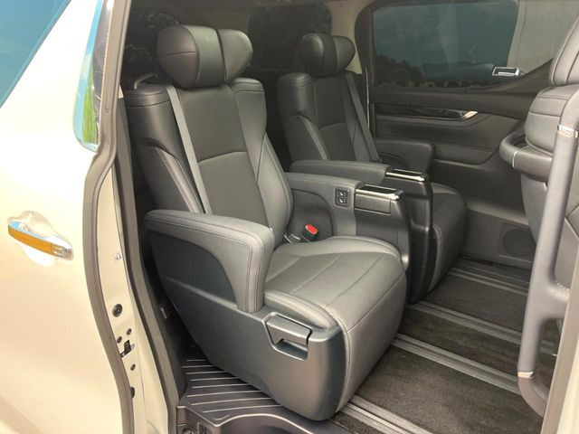 後部座席も気になるようなキズ・汚れやへたり等、大きなダメージはなく、良好な状態です。