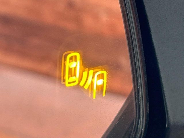 【ブラインドスポットモニター】走行中、ドアミラーの死角になりやすい箇所に後続車が接近するとサイドミラーのレンズに警告を表示!ドライバーに注意喚起をしてくれます。