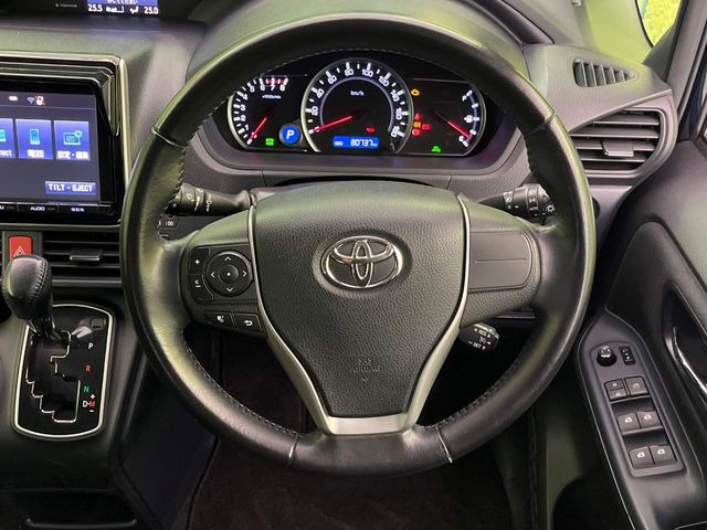 �C���e���A�ɍ��킹���f�U�C���̃X�e�A�����O�́A�^�]�������̂��Ƃ��l���A�^�]���₷���`��A�傫���ł��B�����x�A���ۂɐG���Ă��m���߂��������B