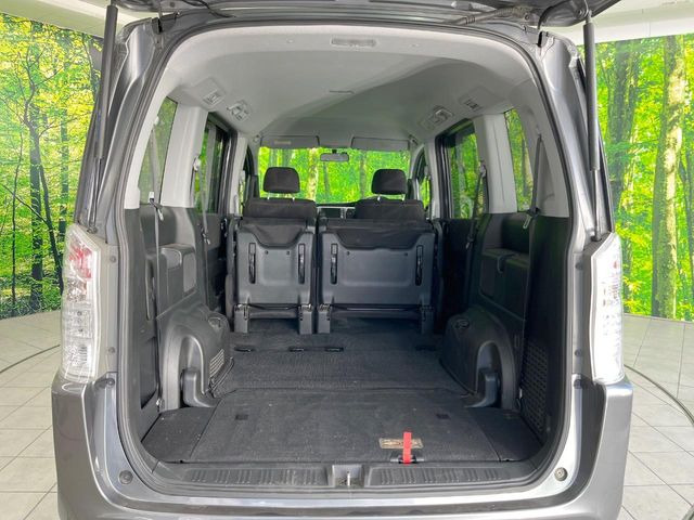 ���i�̂���������ʋ΁A���}���ɏ\���ȉ׎��X�y�[�X���m�ۂ��Ă���܂��B�Z�J���h�V�[�g��|���ƁA�傫�ȉו��̐ύڂ��\�ł���