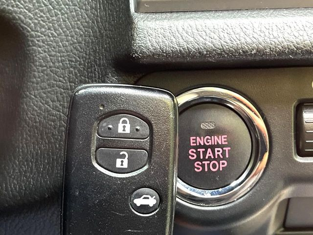 �y�A�N�Z�X�L�[&�v�b�V���X�^�[�g�z�J�o����|�P�b�g�ɓ��ꂽ�܂܂ł��h�A�̎{���E�������\�ȃX�}�[�g�L�[�𑕔��B�G���W���̃I���E�I�t�����J�M�����o���K�v�������A�{�^�����v�b�V�����邾����OK��