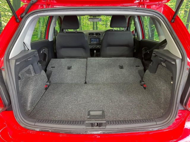 ���i�̂���������ʋ΁A���}���ɏ\���ȉ׎��X�y�[�X���m�ۂ��Ă���܂��B�Z�J���h�V�[�g��|���ƁA�傫�ȉו��̐ύڂ��\�ł���