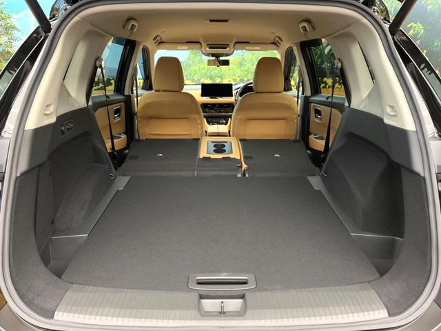 ���i�̂���������ʋ΁A���}���ɏ\���ȉ׎��X�y�[�X���m�ۂ��Ă���܂��B�Z�J���h�V�[�g��|���ƁA�傫�ȉו��̐ύڂ��\�ł���