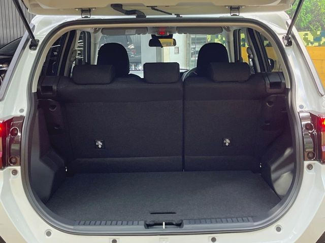 ���i�̂���������ʋ΁A���}���ɏ\���ȉ׎��X�y�[�X���m�ۂ��Ă���܂��B�Z�J���h�V�[�g��|���ƁA�傫�ȉו��̐ύڂ��\�ł���