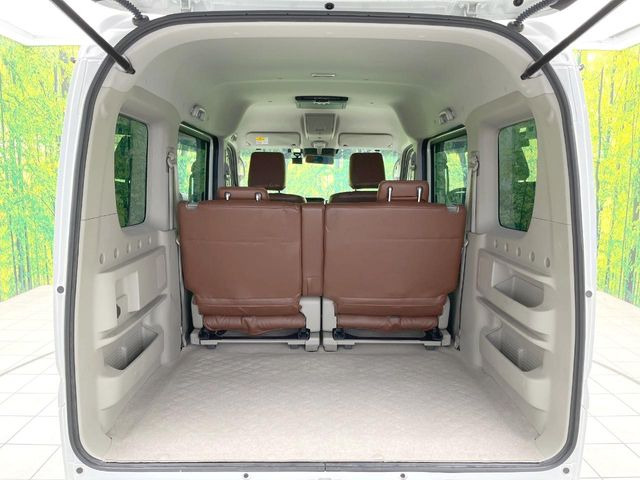 ���i�̂���������ʋ΁A���}���ɏ\���ȉ׎��X�y�[�X���m�ۂ��Ă���܂��B�Z�J���h�V�[�g��|���ƁA�傫�ȉו��̐ύڂ��\�ł���