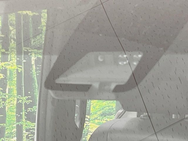 【プリクラッシュセーフティ】前方の車両等を検知し、衝突しそうな時は警報で注意を促し、ブレーキを踏む力をサポート。ブレーキを踏めなかった場合は衝突被害軽減ブレーキが作動、衝突回避をサポートします。