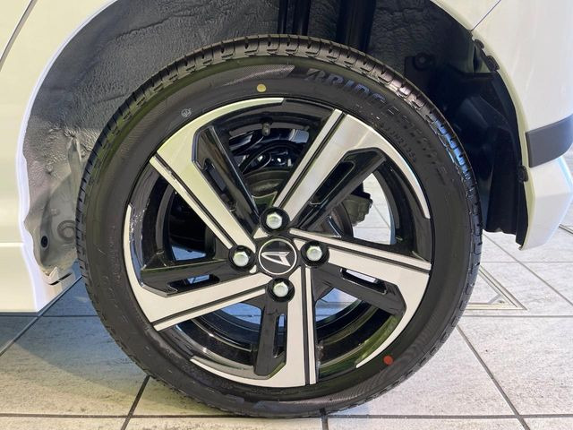 �y�����A���~�z�C�[���z�O�ςɃ}�b�`���������A���~�z�C�[���𑕒����Ă���܂��B�e��ЊO�A���~�z�C�[����A�X�^�b�h���X�^�C�����戵�����Ă���܂��B���񂲑��k����������