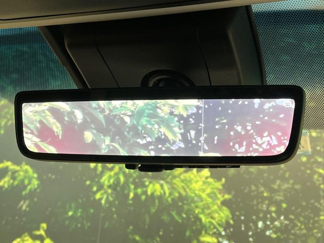 【デジタルインナーミラー】後席の大きな荷物や同乗者で後方が確認しづらい時でも安心!カメラが撮影した車両後方の映像をルームミラー内に表示。クリアな視界で状況の確認が可能です!