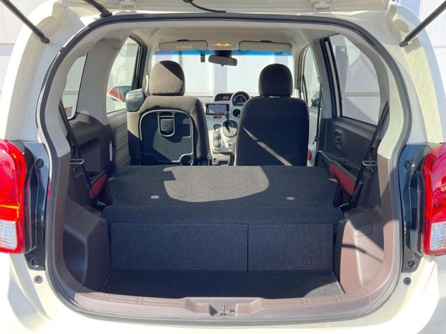 ���i�̂���������ʋ΁A���}���ɏ\���ȉ׎��X�y�[�X���m�ۂ��Ă���܂��B�Z�J���h�V�[�g��|���ƁA�傫�ȉו��̐ύڂ��\�ł���