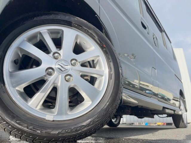 �y�����A���~�z�C�[���z�O�ςɃ}�b�`���������A���~�z�C�[���𑕒����Ă���܂��B�e��ЊO�A���~�z�C�[����A�X�^�b�h���X�^�C�����戵�����Ă���܂��B���񂲑��k����������