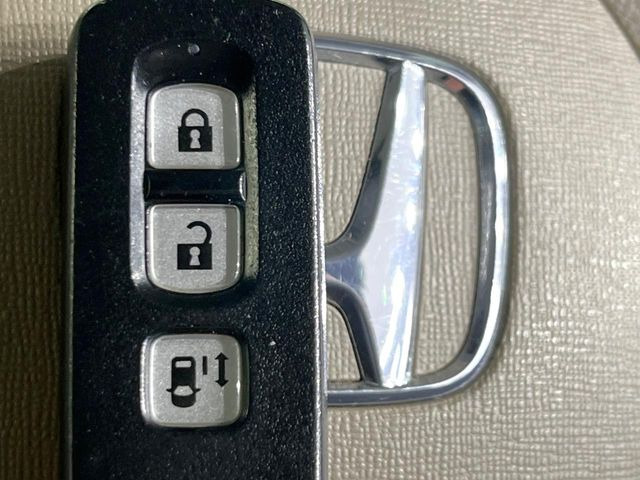 �yHonda�X�}�[�g�L�[�z�J�o����|�P�b�g�ɓ��ꂽ�܂܂ł��h�A�̎{���E�������\�ȃX�}�[�g�L�[�𑕔��B�G���W���̃I���E�I�t�����J�M�����o���K�v����������Ƃ��Ă��֗��ł���