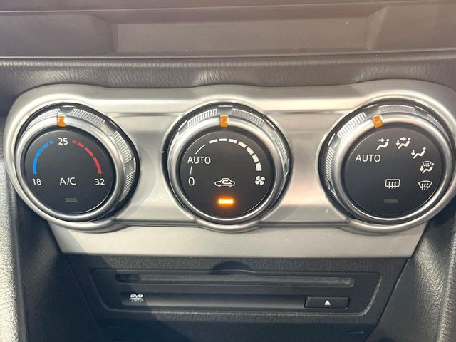 【オートエアコン】一度お好みの温度に設定すれば、車内の温度を検知し風量や温度を自動で調整。暑い&hellip;寒い&hellip;と何度もスイッチ操作をする必要はありません。快適な車内空間には必須の機能ですね♪