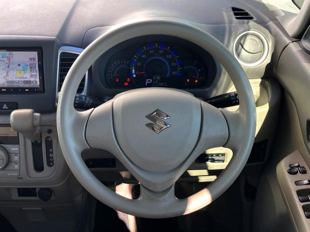 �������E���^���n���h���ł�!���񂵂̌����₷���X�e�A�����O�͑��삵�₷���݌v�ł��B