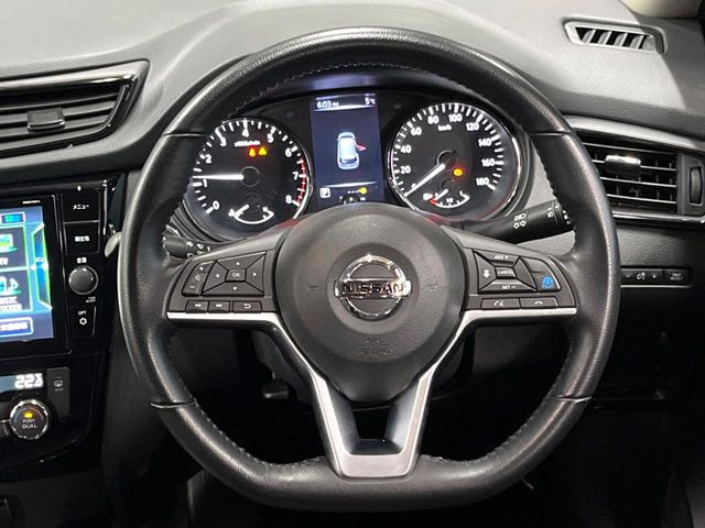 �C���e���A�ɍ��킹���f�U�C���̃X�e�A�����O�́A�^�]�������̂��Ƃ��l���A�^�]���₷���`��A�傫���ł��B�����x�A���ۂɐG���Ă��m���߂��������B